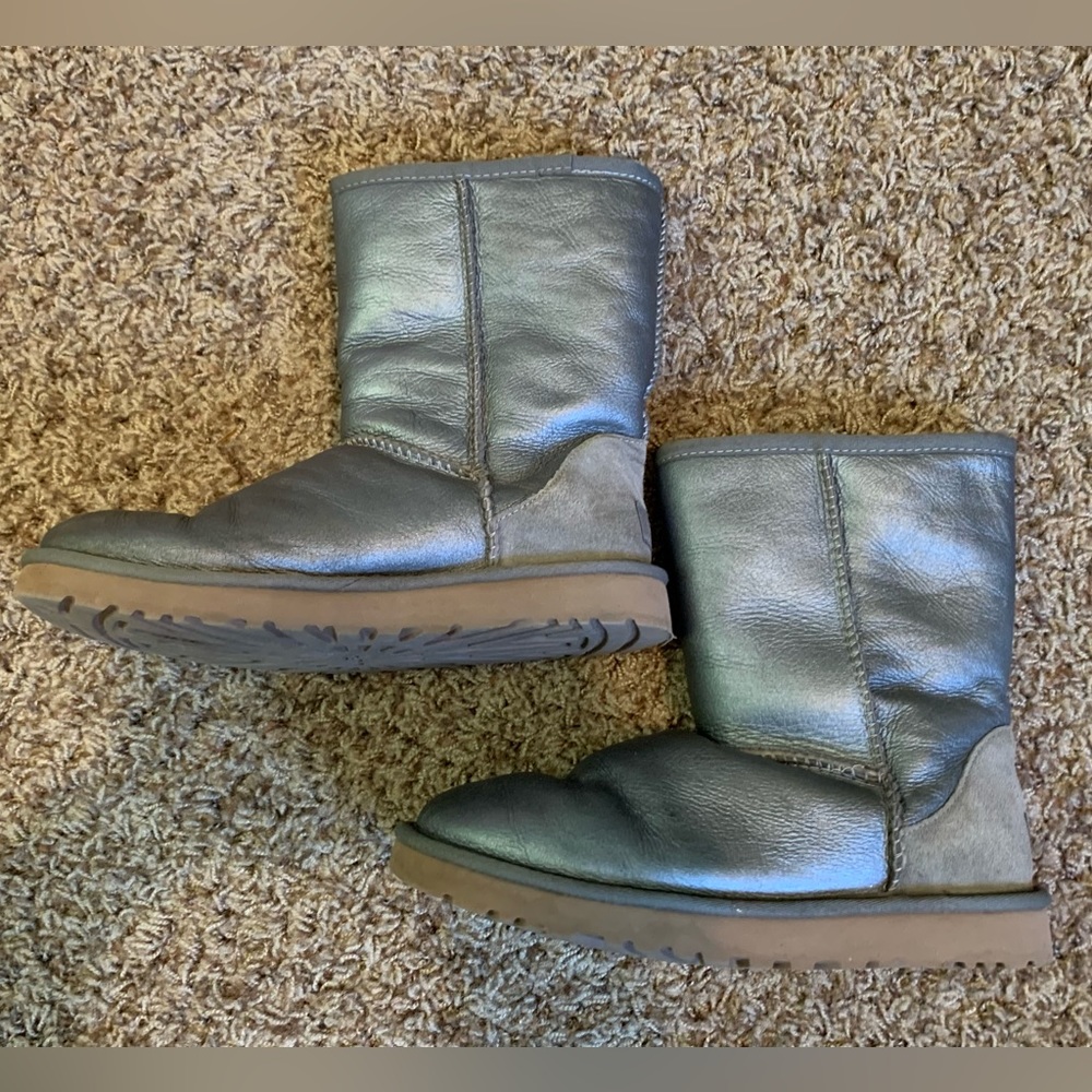 UGG Australia Classic Metallic Gray Leather Suede BOOTS size 7 Fur lined, Warm - Picture 1 of 8